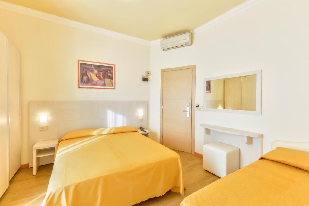 Łóżko lub łóżka w pokoju w obiekcie Hotel Corinna