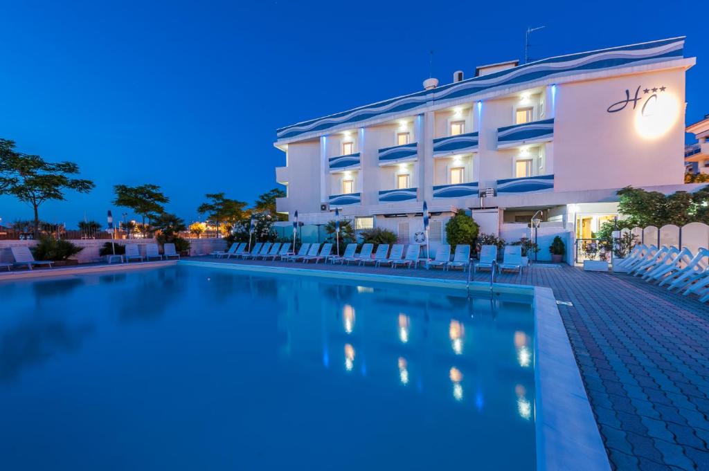 Basen w obiekcie Hotel Corinna lub w pobliżu