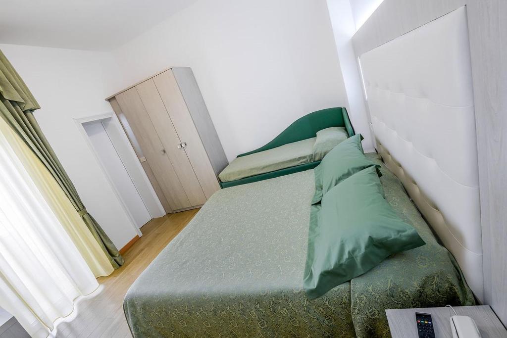 Łóżko lub łóżka w pokoju w obiekcie Hotel Corinna