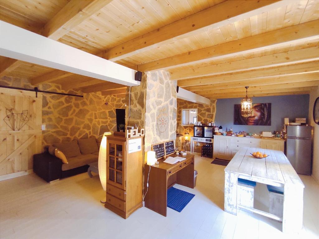 un soggiorno con un divano, un tavolo e una cucina di Casa Pura Vida a Relleu