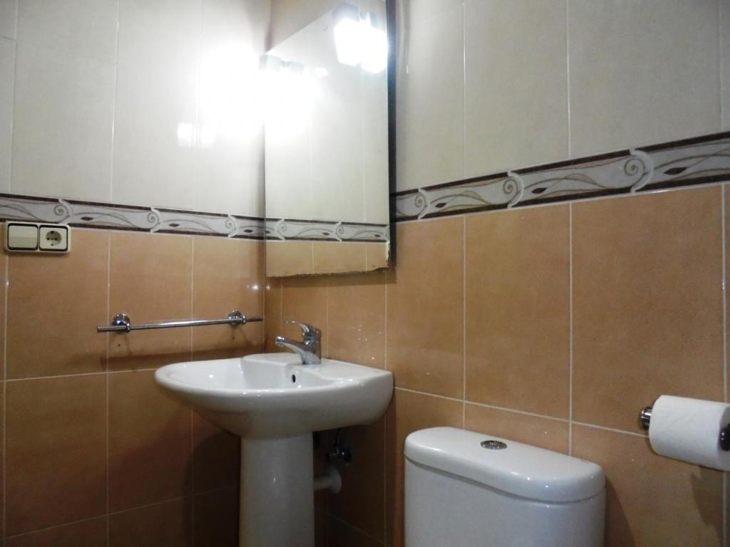 A bathroom at Llandels 21