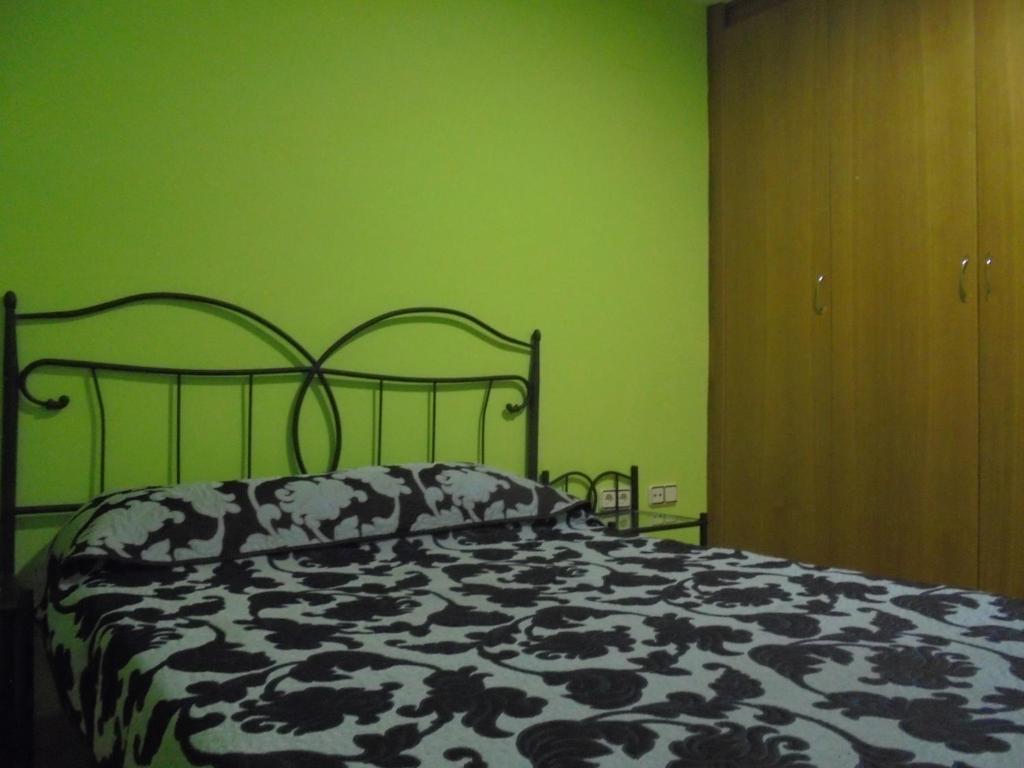 A bed or beds in a room at Llandels 21