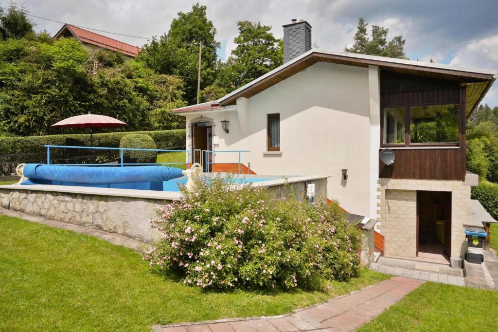 uma casa com piscina no quintal em Holiday Home Nahetal-Waldau - DMG07059-F em Waldau