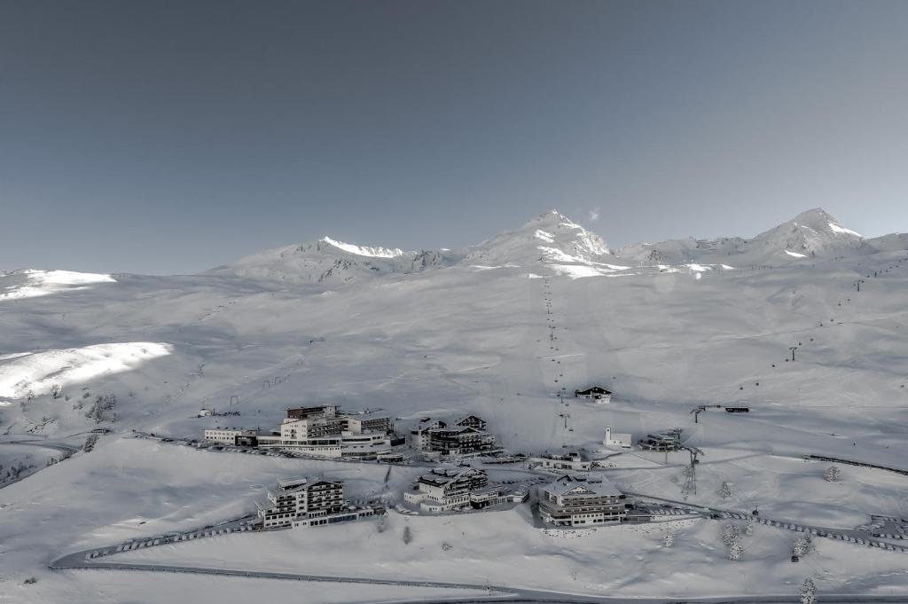 una vista aérea de un pueblo en la nieve en Sporthotel Olymp en Hochgurgl