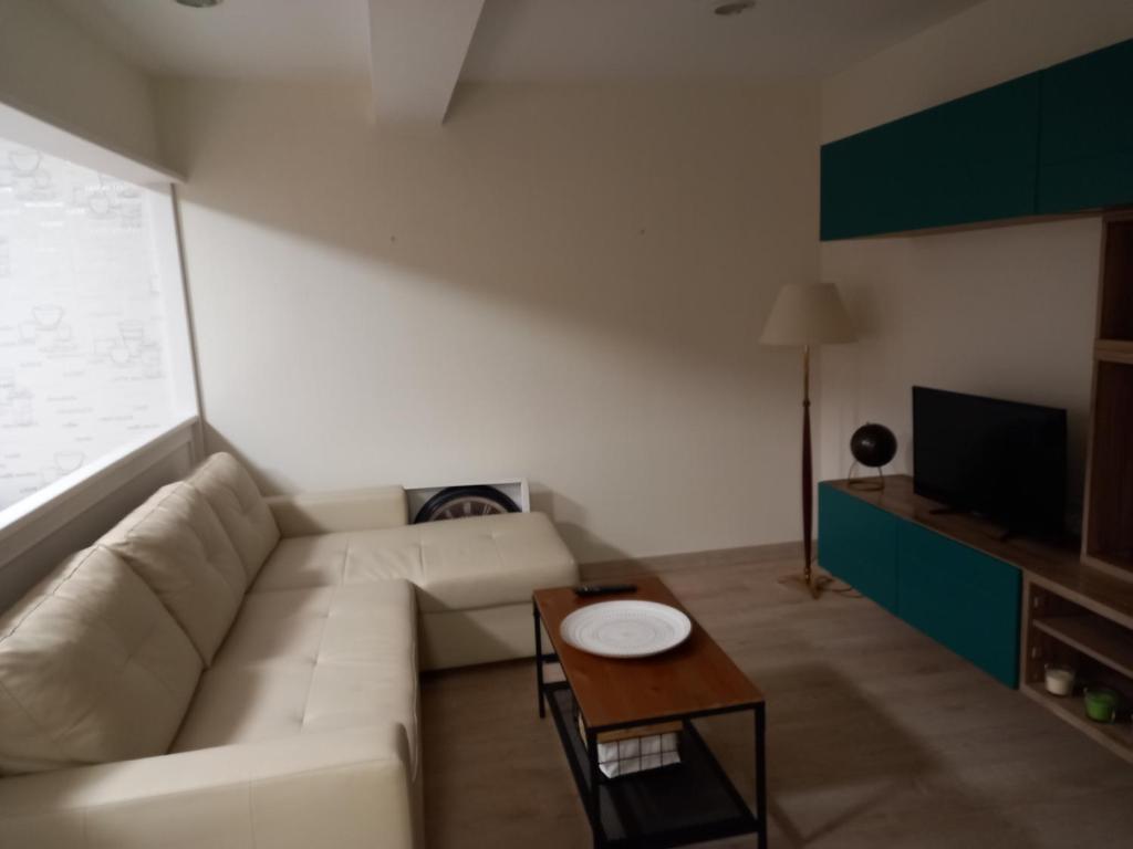 A television and/or entertainment centre at Apartamento a 350 metros de la playa