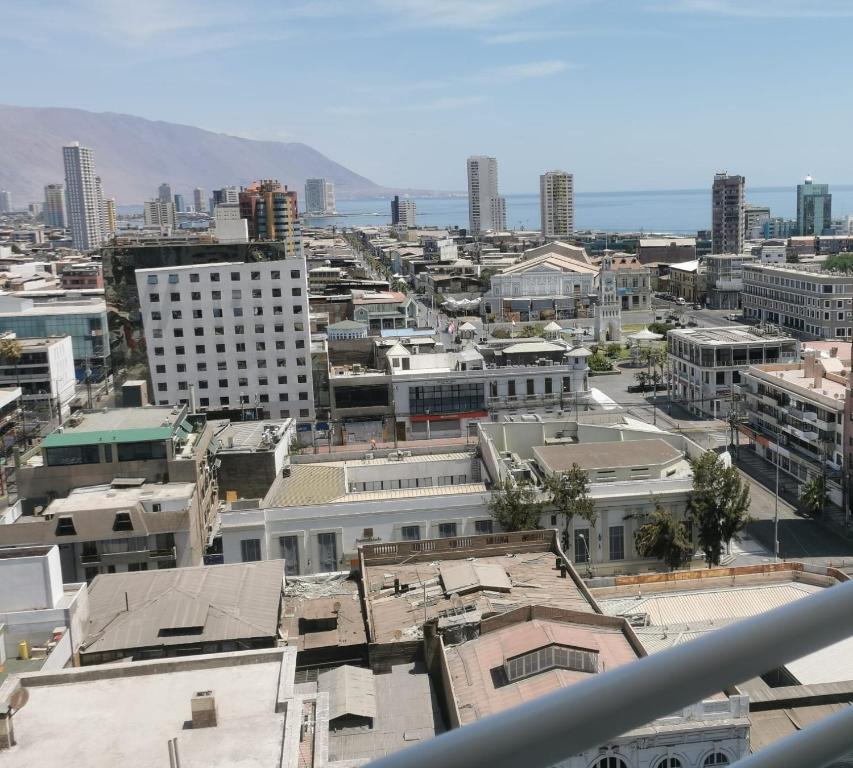 uma vista para a cidade com edifícios em Matiz 01 em Iquique