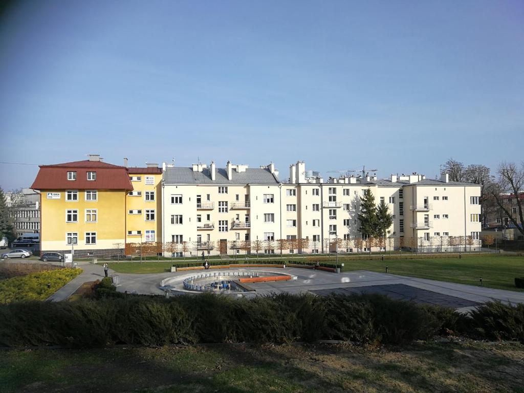 un gran edificio con un parque enfrente en Apartament nad fontanną, en Rzeszów