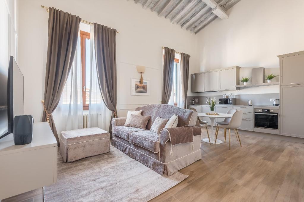 un soggiorno con divano e tavolo di Florence Feel Apartment a Firenze