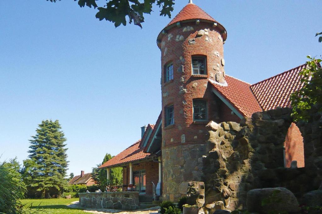 un edificio de ladrillo con una torre encima en Ferienhaus, Plau am See, en Plau am See
