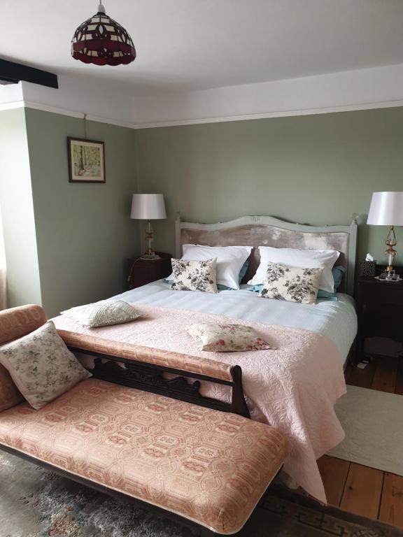 um quarto com uma cama grande e um cobertor rosa em Harry's bed and breakfast em Cambridge