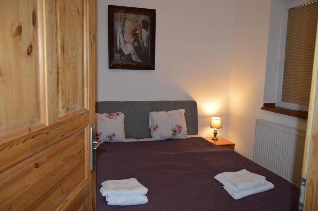 sypialnia z łóżkiem z dwoma ręcznikami w obiekcie Bohemica Apartman 3 w mieście Kouřim