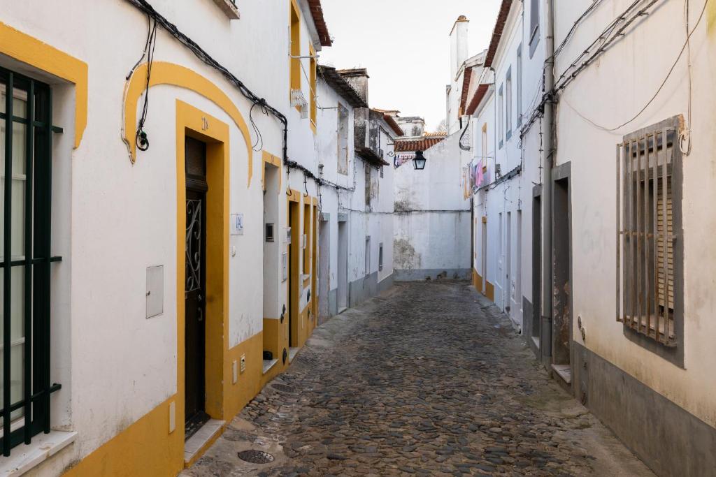 een steegje in een oude stad in Spanje bij Casas do Megué in Évora
