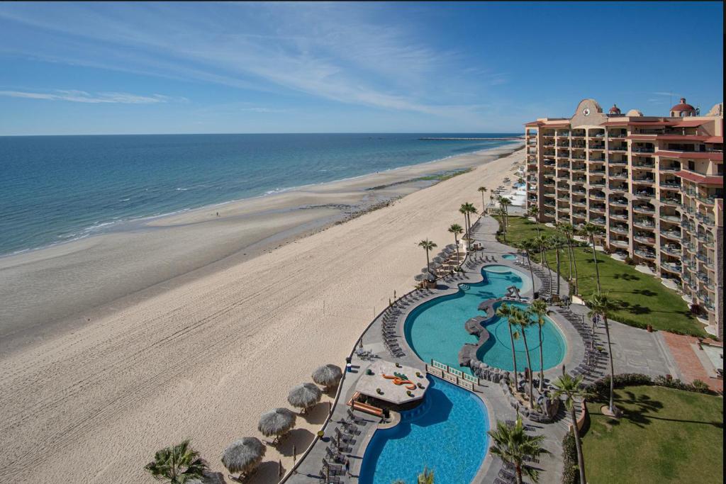 uma vista aérea de um resort e da praia em Sonoran Sea Resort Oceanfront PENTHOUSE em Puerto Peñasco