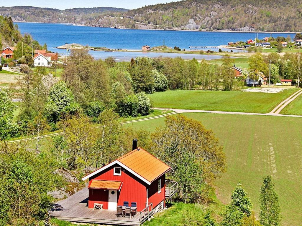 una vista aérea de una casa roja en un campo en Holiday Home Dalby, en Henån