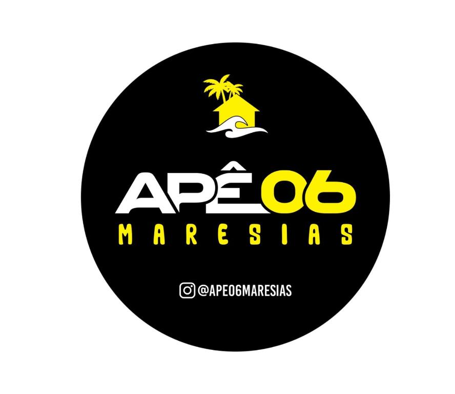 logotipo negro y amarillo con playa y palmera en Apê 06 Maresias en Maresias