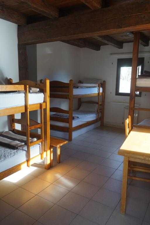 Albergue de Liri tesisinde bir ranza yatağı veya ranza yatakları