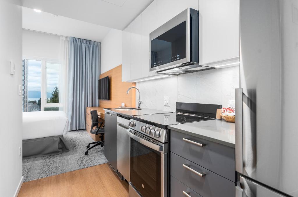 Kuchyň nebo kuchyňský kout v ubytování Gage Suites at UBC