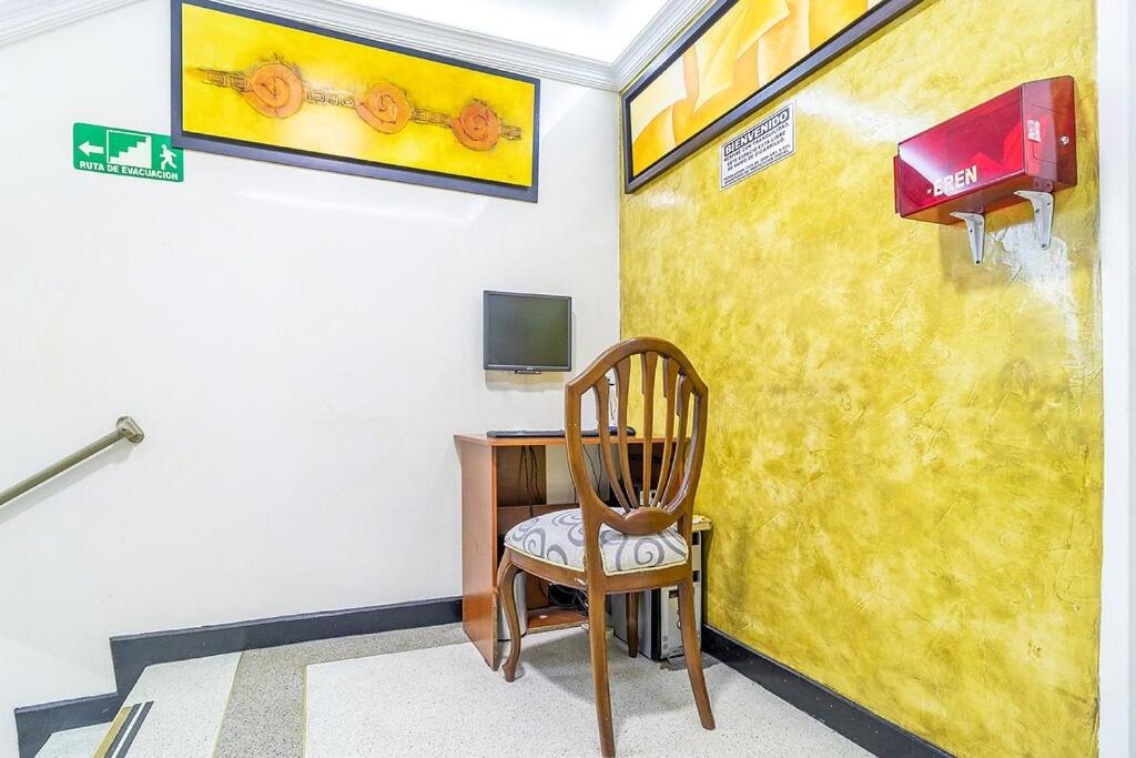 TV a/nebo společenská místnost v ubytování Hotel Lourdes la 62