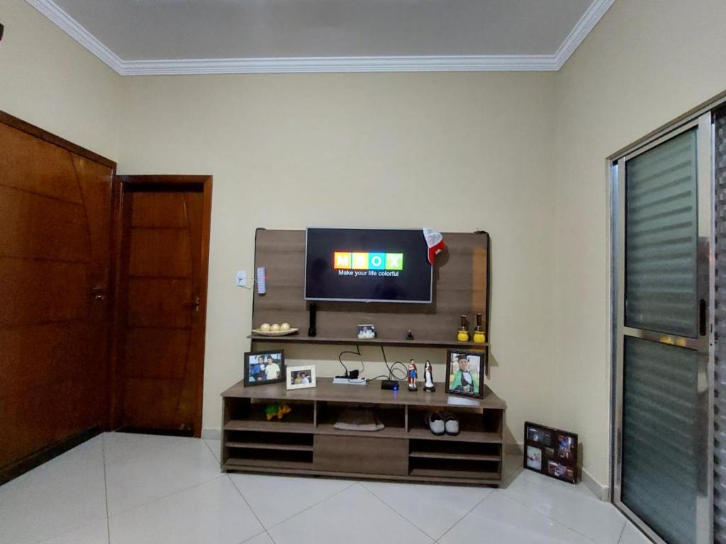 Uma televisão e/ou sistema de entretenimento em Casa Localizado no Centro de Guape MG