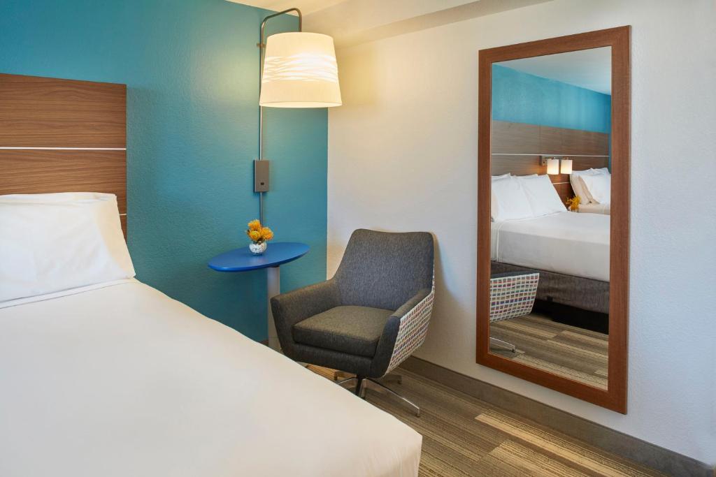 Holiday Inn Express Waikiki, an IHG Hotel - Habitación Doble Con Dos Camas Dobles Y Vista Parcial Al Mar - No Fumadores