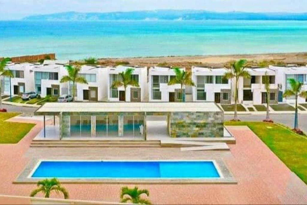 una imagen de una casa con piscina en CASA JUNTO AL MAR MARINA BAY-MIRADOR PUNTA BLANCA en Manta