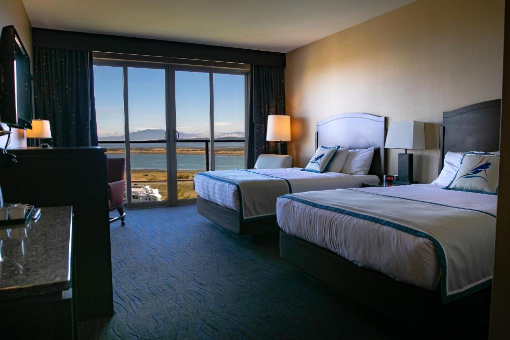 Swinomish Casino & Lodge - Sala De Reina Con Vista Al Mar