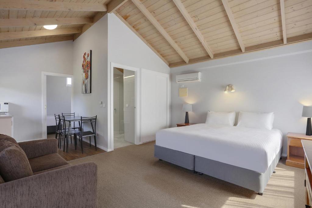een slaapkamer met een bed en een woonkamer bij The Great Ocean Road Studios in Port Campbell
