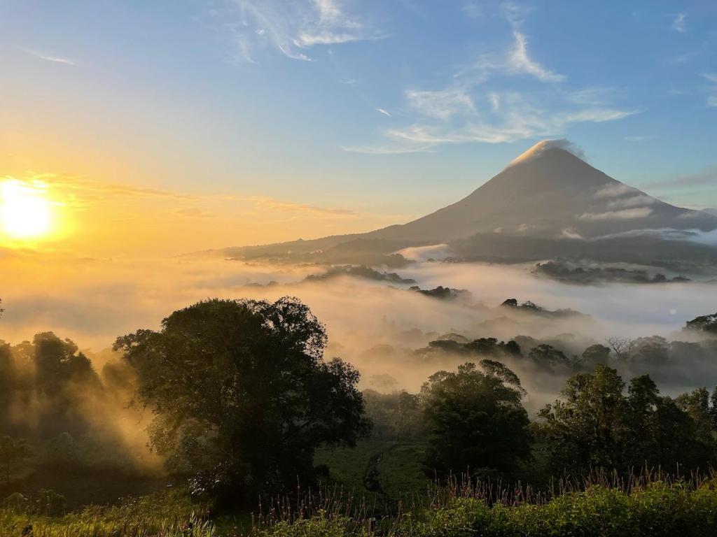 a view of a mountain with the sun in the background at Sangregado Lodge in Fortuna