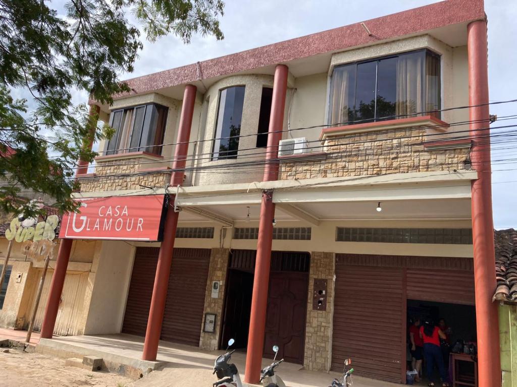 een gebouw met een bord ervoor bij Casa Glamour in Trinidad