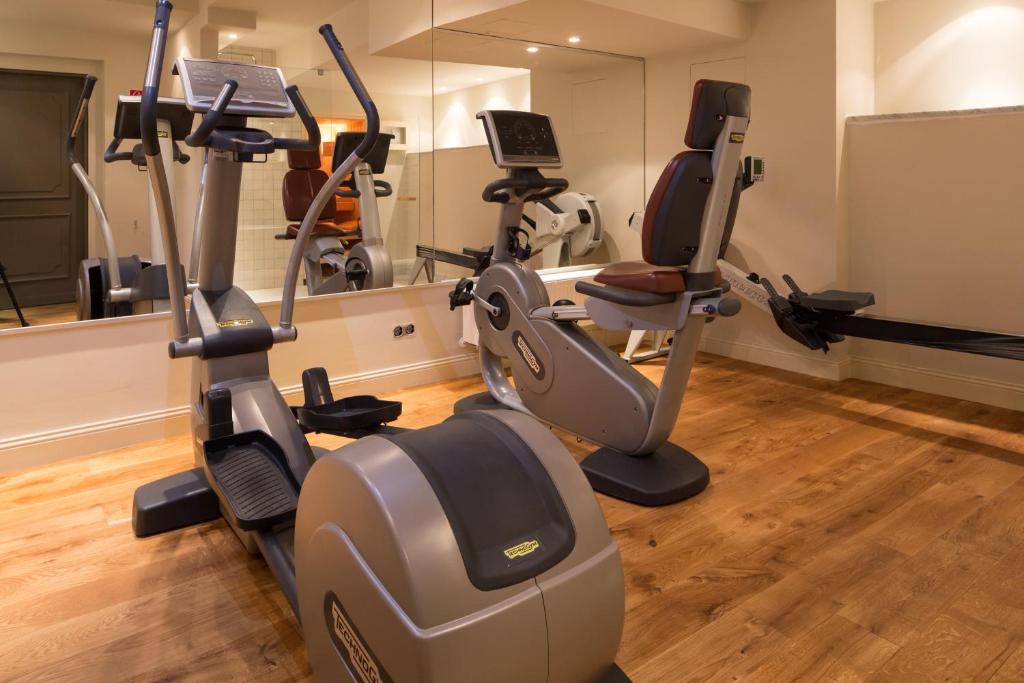 a gym with several exercise bikes in a room at Monbijou Hotel in Berlin