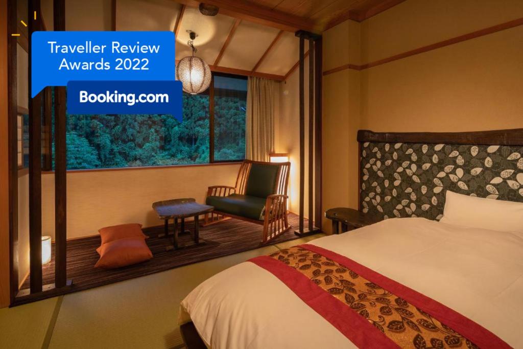 高山的住宿－旅館岐山，一间卧室配有一张床和一个带椅子的窗户