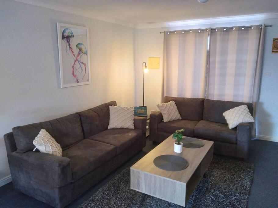 Posezení v ubytování Cosy 2 bedroom Unit in a secure gated complex