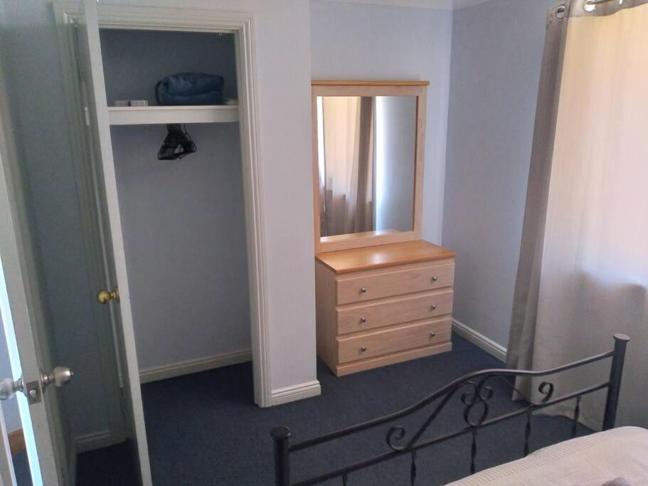 Postel nebo postele na pokoji v ubytování Cosy 2 bedroom Unit in a secure gated complex