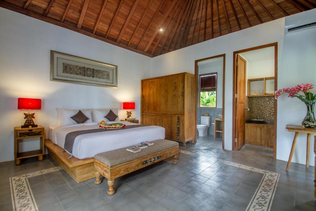Postel nebo postele na pokoji v ubytování Pangkung Carik Villa by Pramana Villas