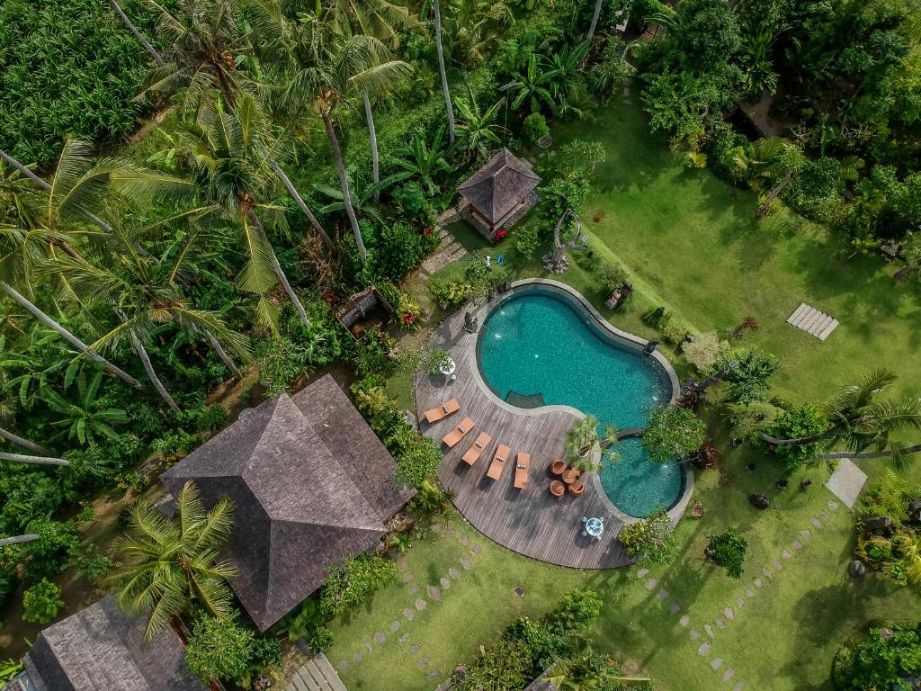 - une vue sur la piscine d'un complexe dans l'établissement Pangkung Carik Villa by Pramana Villas, à Blahbatu