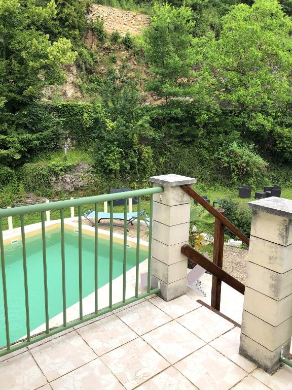 Bazén v ubytování Hôtel Le Moulin D'Olt nebo v jeho okolí