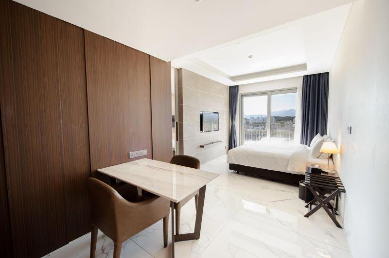 St. John's Hotel - [4号执行休息厅入口]