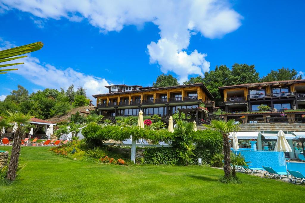 ein Hotel mit Rasen und Resort in der Unterkunft VIP House Glavatarski Han in Glavatartsi