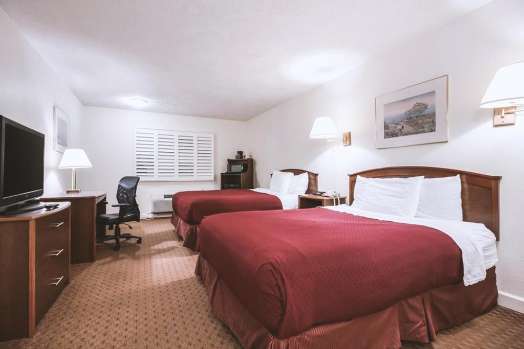 Tempat tidur dalam kamar di Sky-Palace Inn & Suites McCook