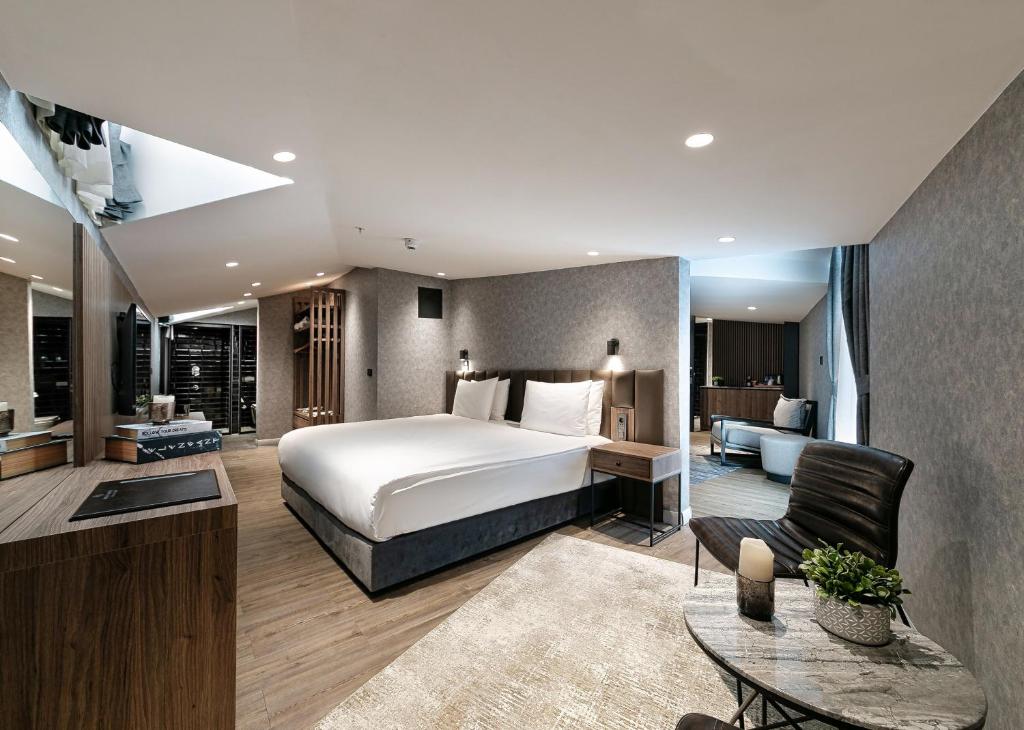 um quarto com uma cama e uma sala de estar em Avantgarde Hotel Sisli em Istambul