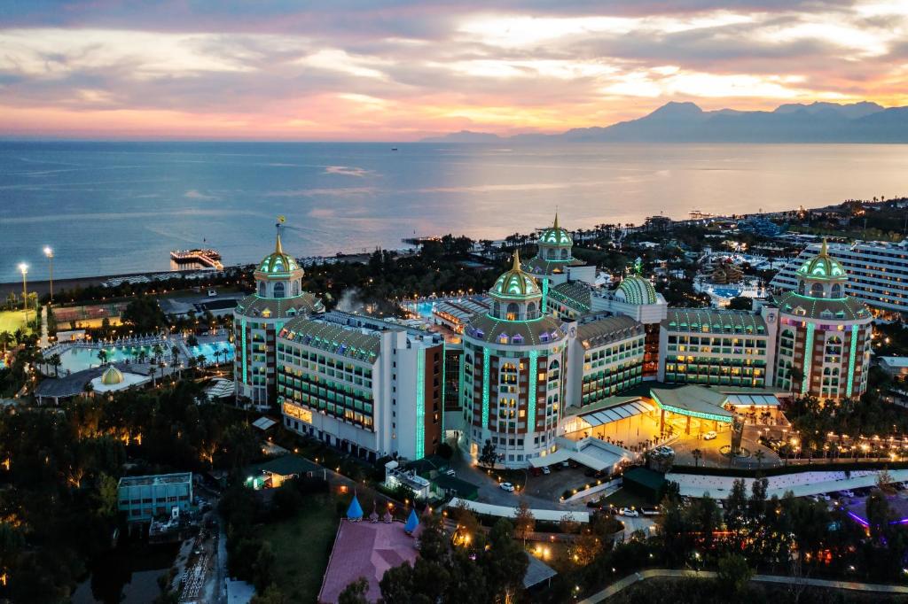 z powietrza widok na duże miasto z oceanem w obiekcie Delphin BE Grand Resort w Larze