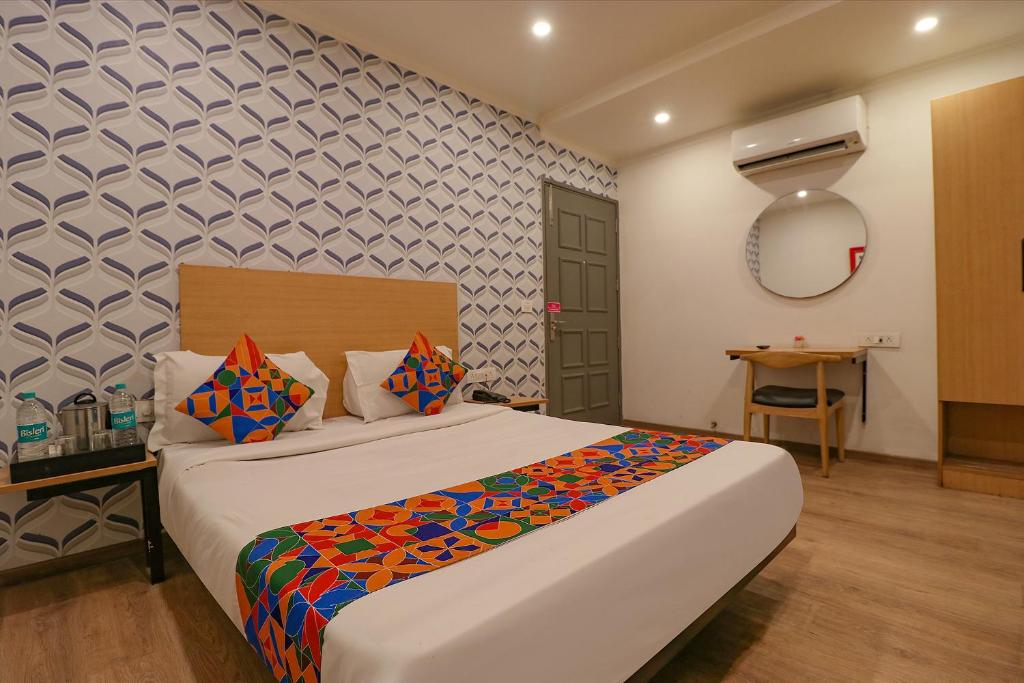 Postel nebo postele na pokoji v ubytování FabHotel Chattarpur Enclave - Near Chattarpur Metro Station
