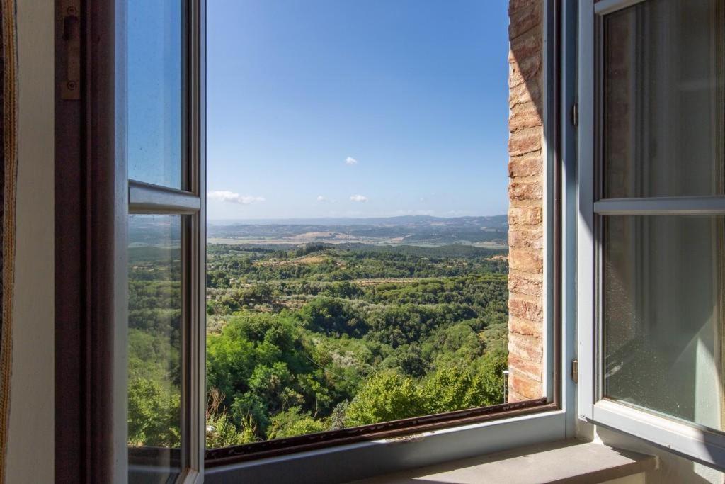 an open window with a view of a forest at Belvedere Affittacamere in Città della Pieve