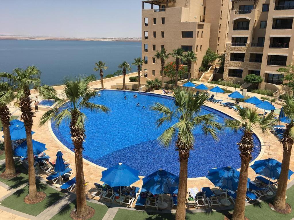 Bazén v ubytování Spacious apartments with Sea view at Samarah Resort nebo v jeho okolí