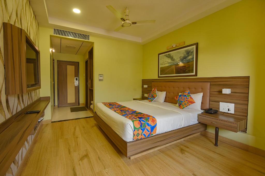 Llit o llits en una habitació de FabHotel Phoenix Resorts