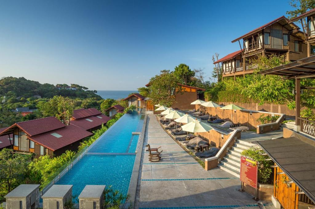Výhľad na bazén v ubytovaní Alama Sea Village Resort - SHA Extra Plus alebo v jeho blízkosti