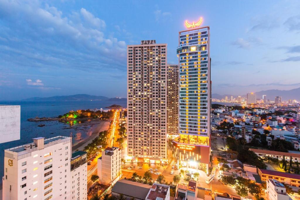 eine Skyline der Stadt mit hohen Gebäuden und dem Meer in der Unterkunft Muong Thanh Luxury Vien Trieu Nha Trang in Nha Trang