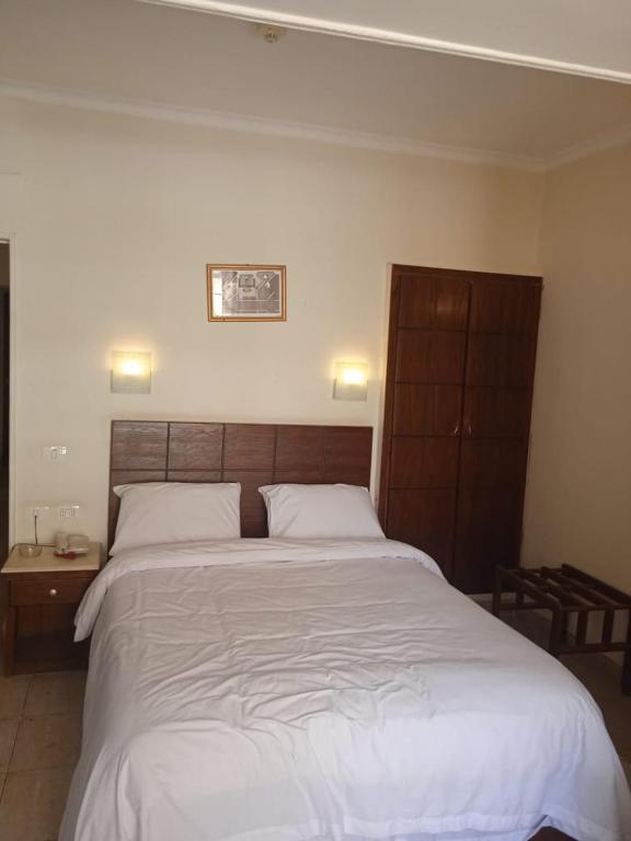 Postel nebo postele na pokoji v ubytování Regency Hotel
