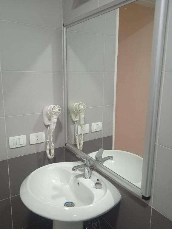 Koupelna v ubytování Regency Hotel