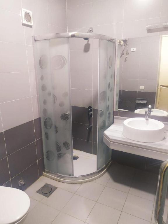 Koupelna v ubytování Regency Hotel